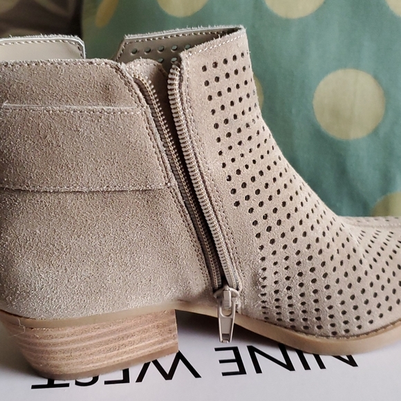 New Nine West taupe boots. 5.5 - Picture 6 of 12